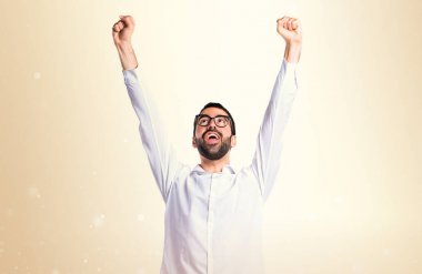 Koyu sarı zemin üzerine gözlüklü şanslı yakışıklı adam