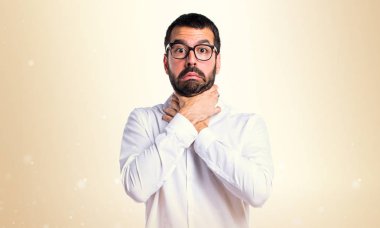 Kendini koyu sarı zemin üzerine boğulma gözlüklü yakışıklı adam