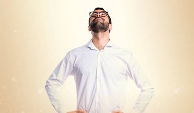 Koyu sarı zemin üzerine ararken gözlüklü yakışıklı adam