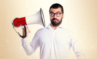 Çılgın yakışıklı adam tarafından megafon koyu sarı zemin üzerine gözlük ile