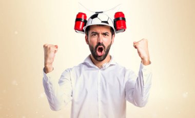 Bira futbol-şapka koyu sarı zemin üzerine ile çılgın adam