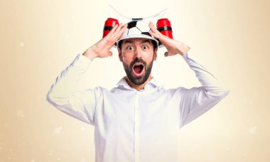 Bira futbol-şapka koyu sarı zemin üzerine ile şaşırmış deli adam