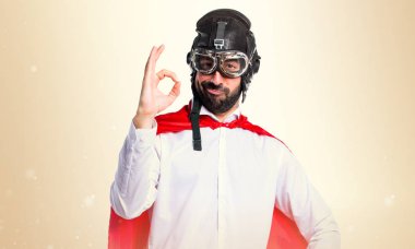 Tamam koyu sarı zemin üzerine kayıt yapmak deli süper kahraman adam