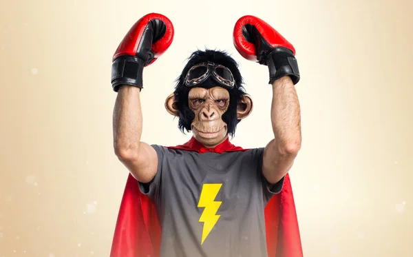 Υπερήρωα μαϊμού άνθρωπος με γάντια του μποξ σε φόντο ώχρα — Φωτογραφία Αρχείου