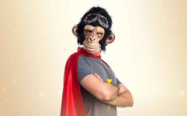 Υπερήρωα μαϊμού άνθρωπος με τα χέρια σταυρωμένα στο φόντο ώχρα — Φωτογραφία Αρχείου