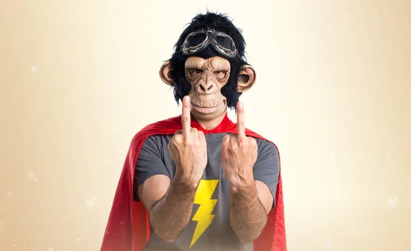 Super herói macaco homem fazendo chifre gesto no outro fundo — Fotografia de Stock