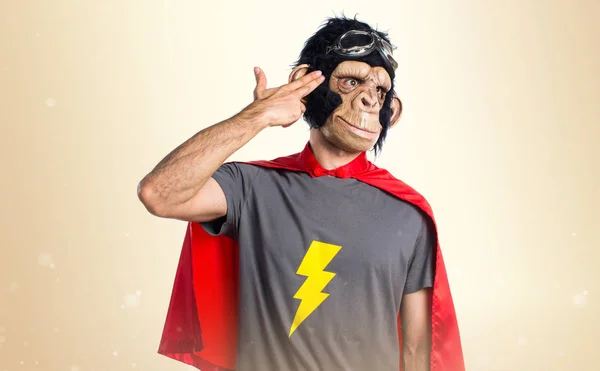 Υπερήρωα μαϊμού άνθρωπος κάνοντας χειρονομία αυτοκτονίας στο φόντο ώχρα — Φωτογραφία Αρχείου
