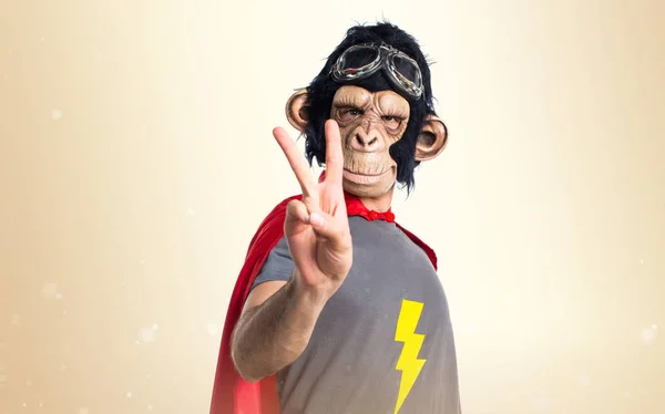 Super herói macaco homem contando dois no outro fundo — Fotografia de Stock