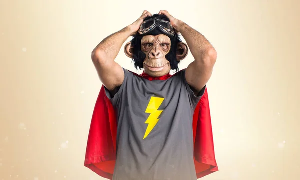 Απογοητευμένοι Superhero μαϊμού άνθρωπος στο φόντο ώχρα — Φωτογραφία Αρχείου
