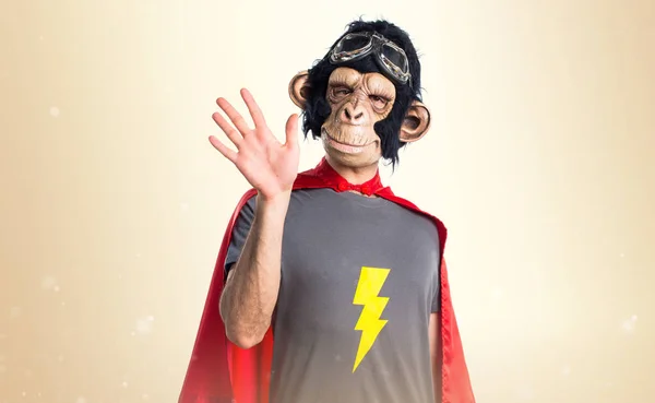 Super herói macaco homem saudando no outro fundo — Fotografia de Stock