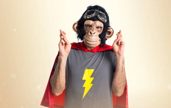 Υπερήρωα μαϊμού άνθρωπος με τα δάχτυλά του, διασχίζοντας την ώχρα λεμονάτα — Φωτογραφία Αρχείου