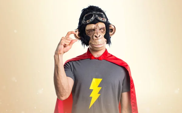Super herói macaco homem fazendo minúsculo sinal no outro fundo — Fotografia de Stock