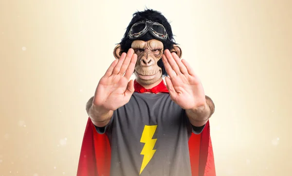 Homem macaco super-herói fazendo sinal de parada em outro fundo — Fotografia de Stock
