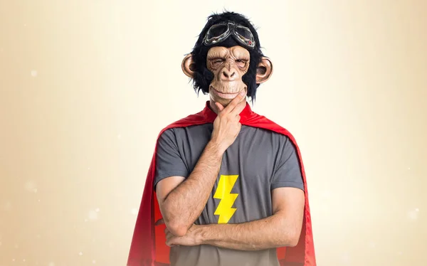 Υπερήρωα μαϊμού άνθρωπος σκέψης σχετικά με φόντο ώχρα — Φωτογραφία Αρχείου