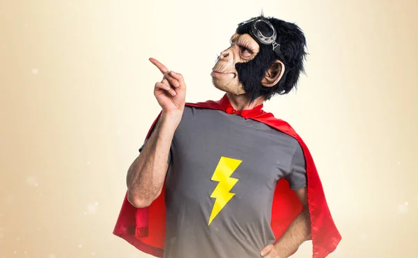 Super herói macaco homem pensando em outro fundo — Fotografia de Stock