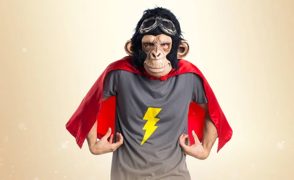 Υπερήρωα μαϊμού άνθρωπος στο φόντο ώχρα — Φωτογραφία Αρχείου