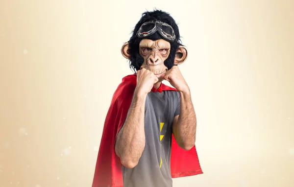 Υπερήρωα monkey man δίνοντας μια γροθιά σε φόντο ώχρα — Φωτογραφία Αρχείου