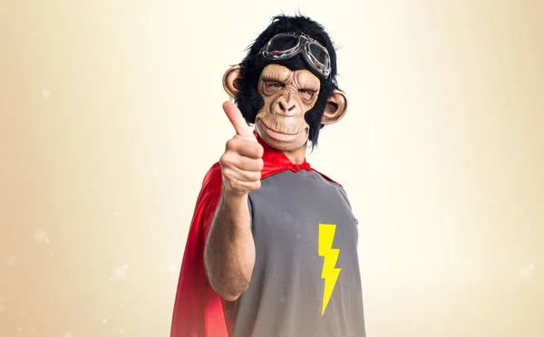Superhrdina opičí muž s palcem nahoru na okrové pozadí — Stock fotografie