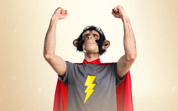 Τυχερός άνθρωπος μαϊμού υπερήρωα σε φόντο ώχρα — Φωτογραφία Αρχείου