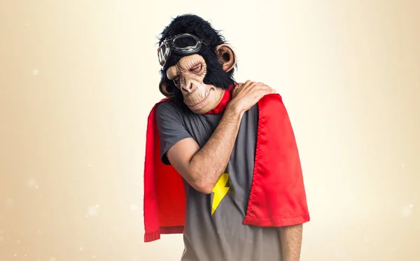 Homem macaco super-herói com dor nas costas em outro fundo — Fotografia de Stock