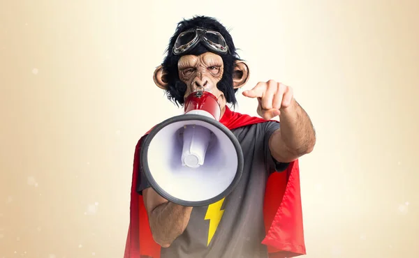 Super herói macaco homem gritando por megafone no outro fundo — Fotografia de Stock