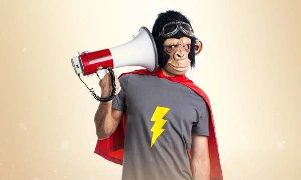 Υπερήρωα μαϊμού άνθρωπος φωνάζει από το megaphone σε φόντο ώχρα — Φωτογραφία Αρχείου