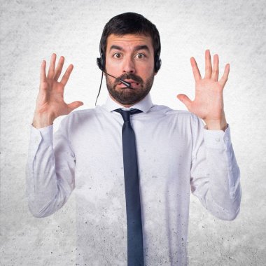 Dokulu arka plan üzerinde bir kulaklık ile hayal kırıklığına uğramış genç adam