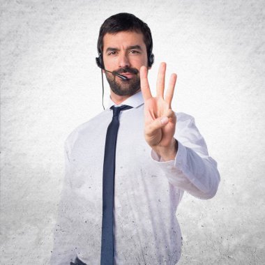 Üç deyince dokulu arka plan sayma bir kulaklık ile genç adam