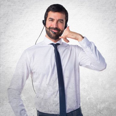 Telefon jest yapma bir kulaklık ile genç adam backgr dokulu
