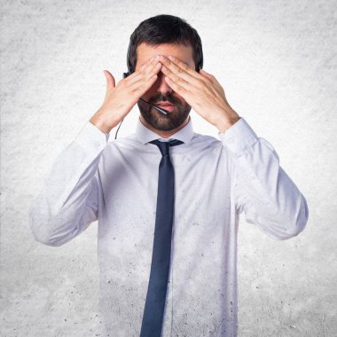 Dokulu adam gözlerini kapsayan bir kulaklık ile genç adam