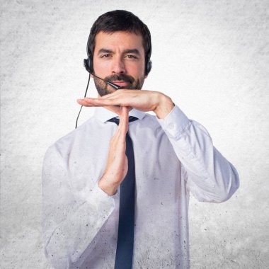 Zaman aşımı jest yapma bir kulaklık ile genç adam bac dokulu