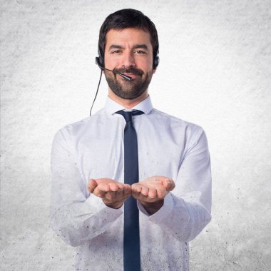 Bir şey üzerinde dokulu backgrou tutan yakışıklı telemarketer adam