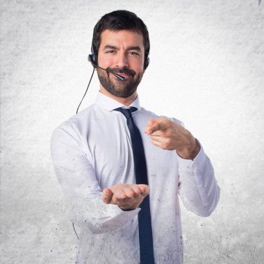 Bir şey üzerinde dokulu backgrou tutan yakışıklı telemarketer adam