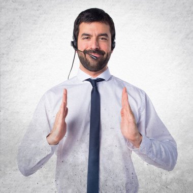 Bir şey üzerinde dokulu backgrou tutan yakışıklı telemarketer adam