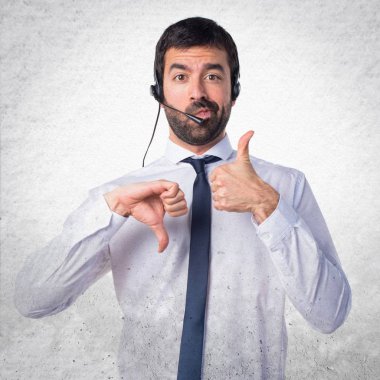 Yakışıklı telemarketer adam iyi-kötü işaret dokulu backg yapma