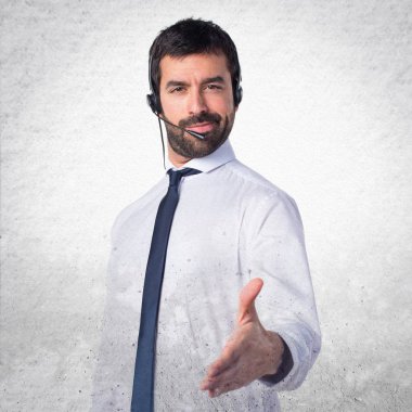 Bir anlaşma üzerinde yapma yakışıklı telemarketer adam dokulu arka plan