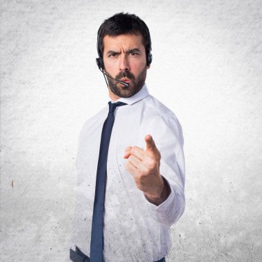 Dokulu arka plan üzerine bağırarak bir kulaklık ile genç adam