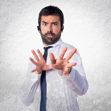 Dokulu arka plan üzerinde bir kulaklık ile korkmuş genç adam