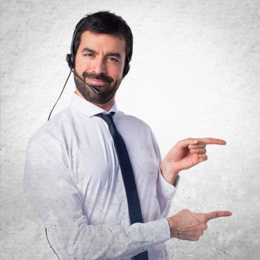 Lateral dokulu bac üzerinde gösteren bir kulaklık ile genç adam