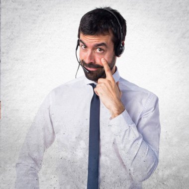 Bir şey üzerinde dokulu adam gösterilen bir kulaklık ile genç adam