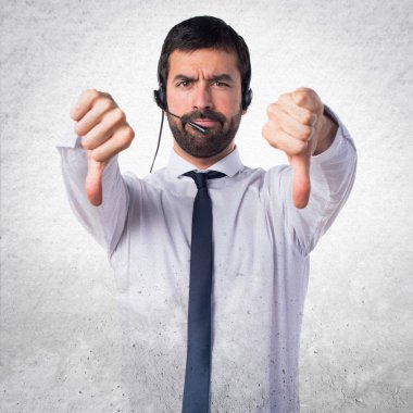 Dokulu arka plan üzerinde kötü sinyal yapıyor bir kulaklık ile genç adam