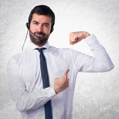 Dokulu backg güçlü bir jest yapma bir kulaklık ile genç adam