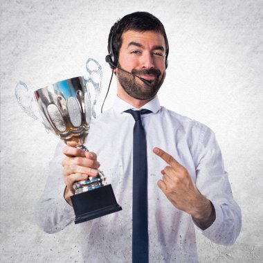 Bir kupa dokulu adam tutarak yakışıklı telemarketer adam