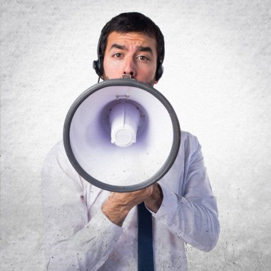 Megafon dokulu arka tarafından bağırarak yakışıklı telemarketer adam