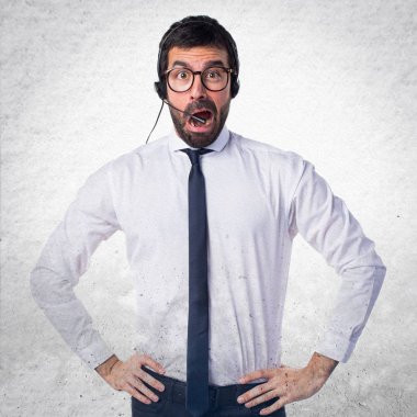 Dokulu arka plan üzerinde bir kulaklık ile şaşırmış genç adam