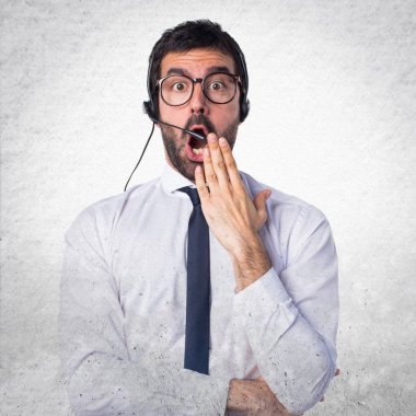 Dokulu arka plan üzerinde bir kulaklık ile genç adam