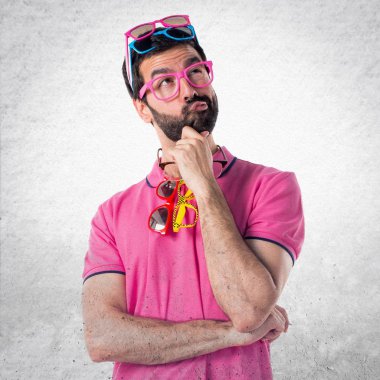 Dokulu arka plan üzerinde düşünme meny gözlüklü deli adam