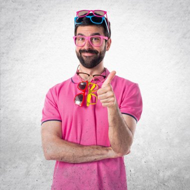 Dokulu arka plan meny gözlüklerle çılgın adam