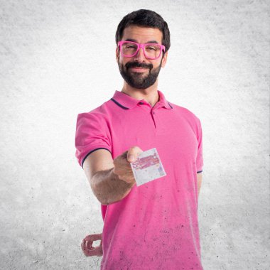 Adam renkli giysiler dokulu backgr bir sürü para alarak