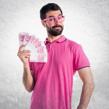 Adam renkli giysiler dokulu backgr bir sürü para alarak